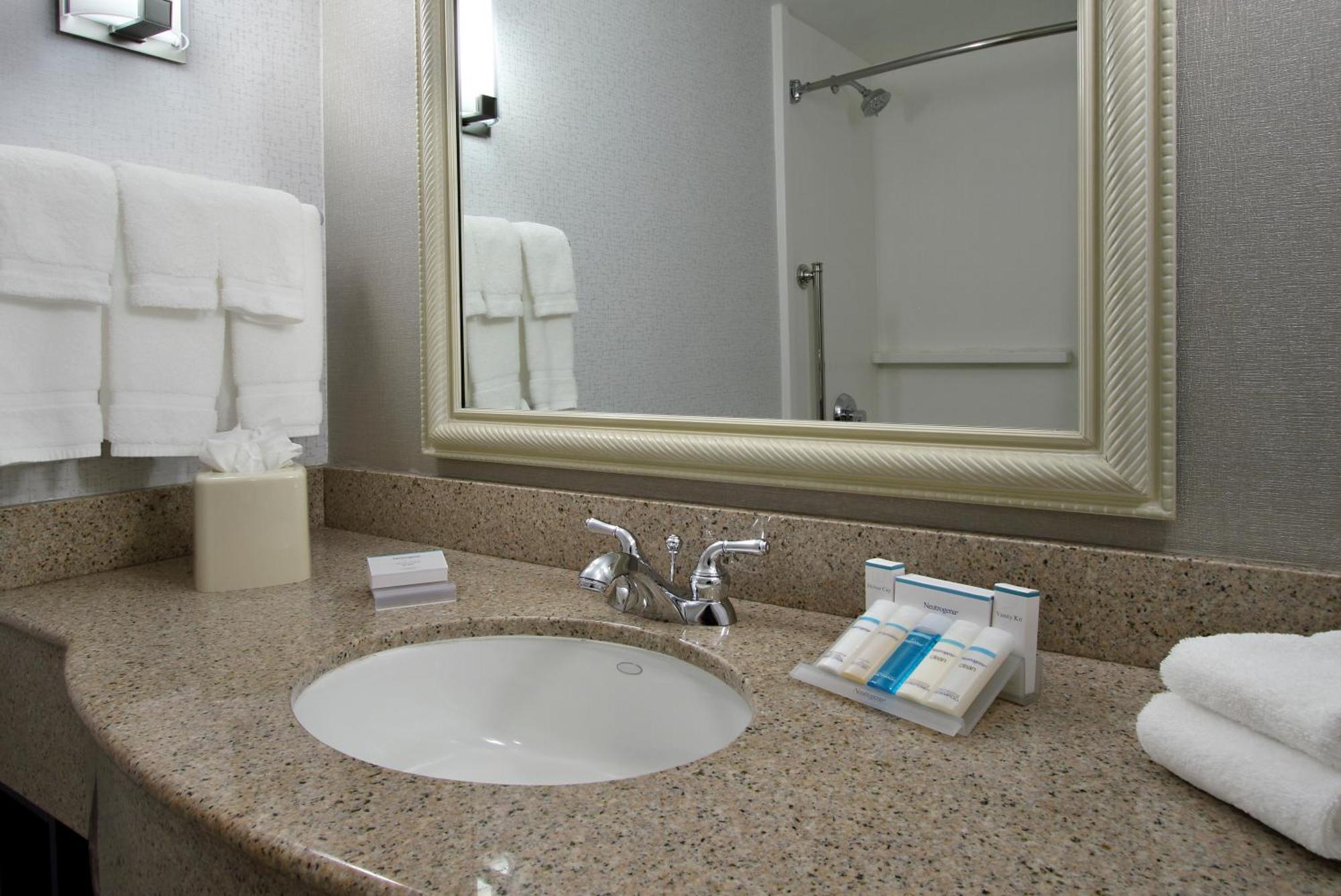 Hilton Garden Sonoma County Airport 3*